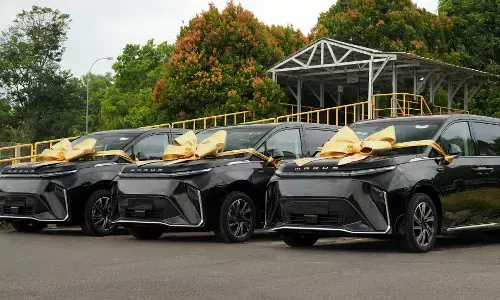 MAXUS, MPV listrik premium serahkan unit MIFA 7 dan MIFA 9 ke konsumen