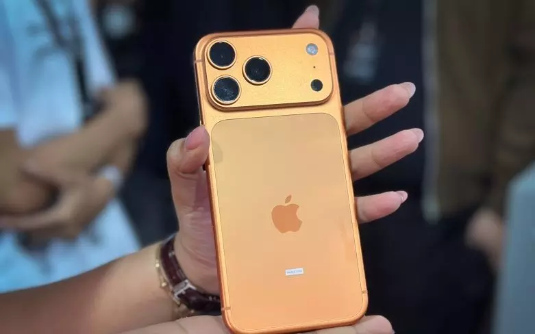 iPhone 17 resmi meluncur di RI, pembeli antusias unboxing tengah malam iPhone 17 resmi meluncur di RI, pembeli antusias unboxing tengah malam