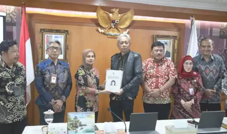 Temui Wamensos Bupati Nganjuk dan TP2GP serahkan usulan Kepahlawanan Marsinah Temui Wamensos Bupati Nganjuk dan TP2GP serahkan usulan Kepahlawanan Marsinah