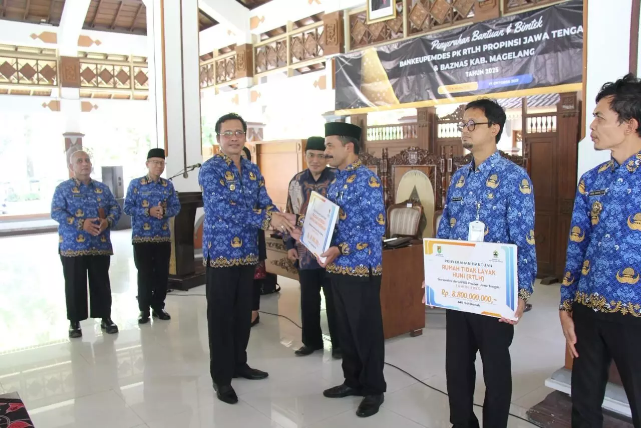 Bupati Magelang serahkan bantuan peningkatan kualitas RTLH Bupati Magelang serahkan bantuan peningkatan kualitas RTLH