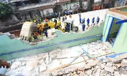 Sebanyak 37 bangunan liar di jalur kereta Jakbar dibongkar