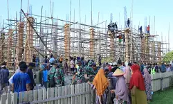 Satgas TMMD Kodim 1505/Tidore bersama warga cor tiang masjid