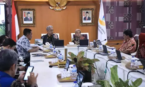 Temui Wamensos, Bupati Nganjuk dan TP2GP serahkan usulan kepahlawanan Marsinah Temui Wamensos, Bupati Nganjuk dan TP2GP serahkan usulan kepahlawanan Marsinah