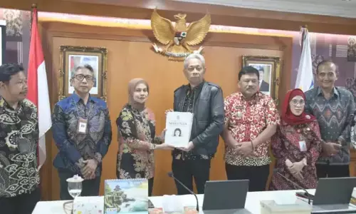 Temui Wamensos Bupati Nganjuk dan TP2GP serahkan usulan Kepahlawanan Marsinah Temui Wamensos Bupati Nganjuk dan TP2GP serahkan usulan Kepahlawanan Marsinah