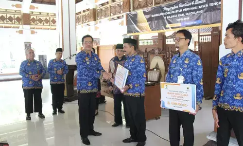 Bupati Magelang serahkan bantuan peningkatan kualitas RTLH Bupati Magelang serahkan bantuan peningkatan kualitas RTLH