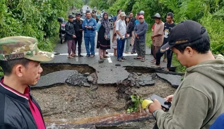 Banjir putuskan akses jalan lintas kecamatan di Aceh Barat Banjir putuskan akses jalan lintas kecamatan di Aceh Barat