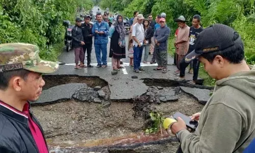 Banjir putuskan akses jalan lintas kecamatan di Aceh Barat Banjir putuskan akses jalan lintas kecamatan di Aceh Barat