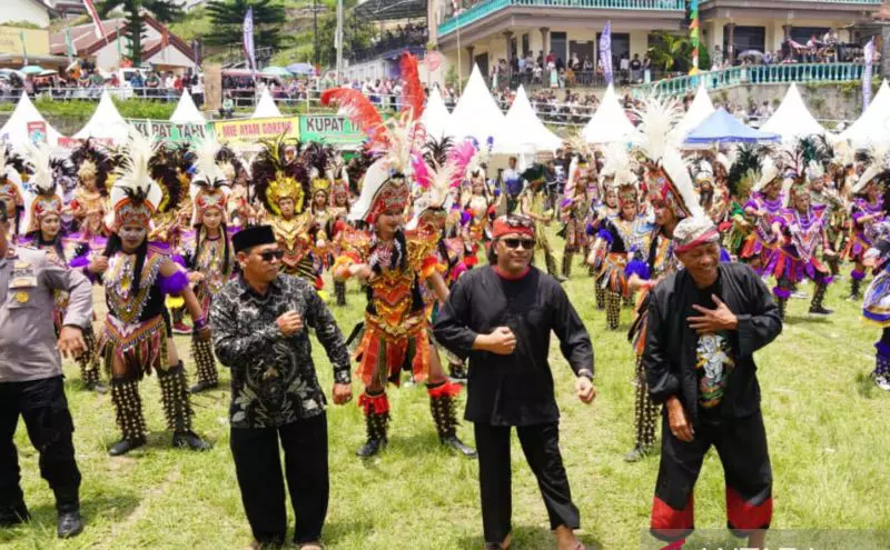 Seribu penari topeng ireng berlaga di Temanggung Seribu penari topeng ireng berlaga di Temanggung