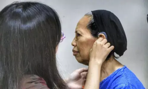 Sudinsos Jaksel bagikan alat bantu dengar untuk warga yang membutuhkan Sudinsos Jaksel bagikan alat bantu dengar untuk warga yang membutuhkan