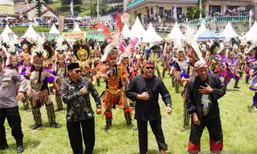 Seribu penari topeng ireng berlaga di Temanggung Seribu penari topeng ireng berlaga di Temanggung
