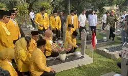 HUT 61 Golkar Gelar Upacara dan Ziarah ke TMP Kalibata: Bahlil tegaskan kembali ke rakyat HUT 61 Golkar Gelar Upacara dan Ziarah ke TMP Kalibata: Bahlil tegaskan kembali ke rakyat