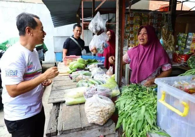 Bupati Kudus canangkan gerakan `ASN Berbelanja` ke pasar tradisional Bupati Kudus canangkan gerakan `ASN Berbelanja` ke pasar tradisional