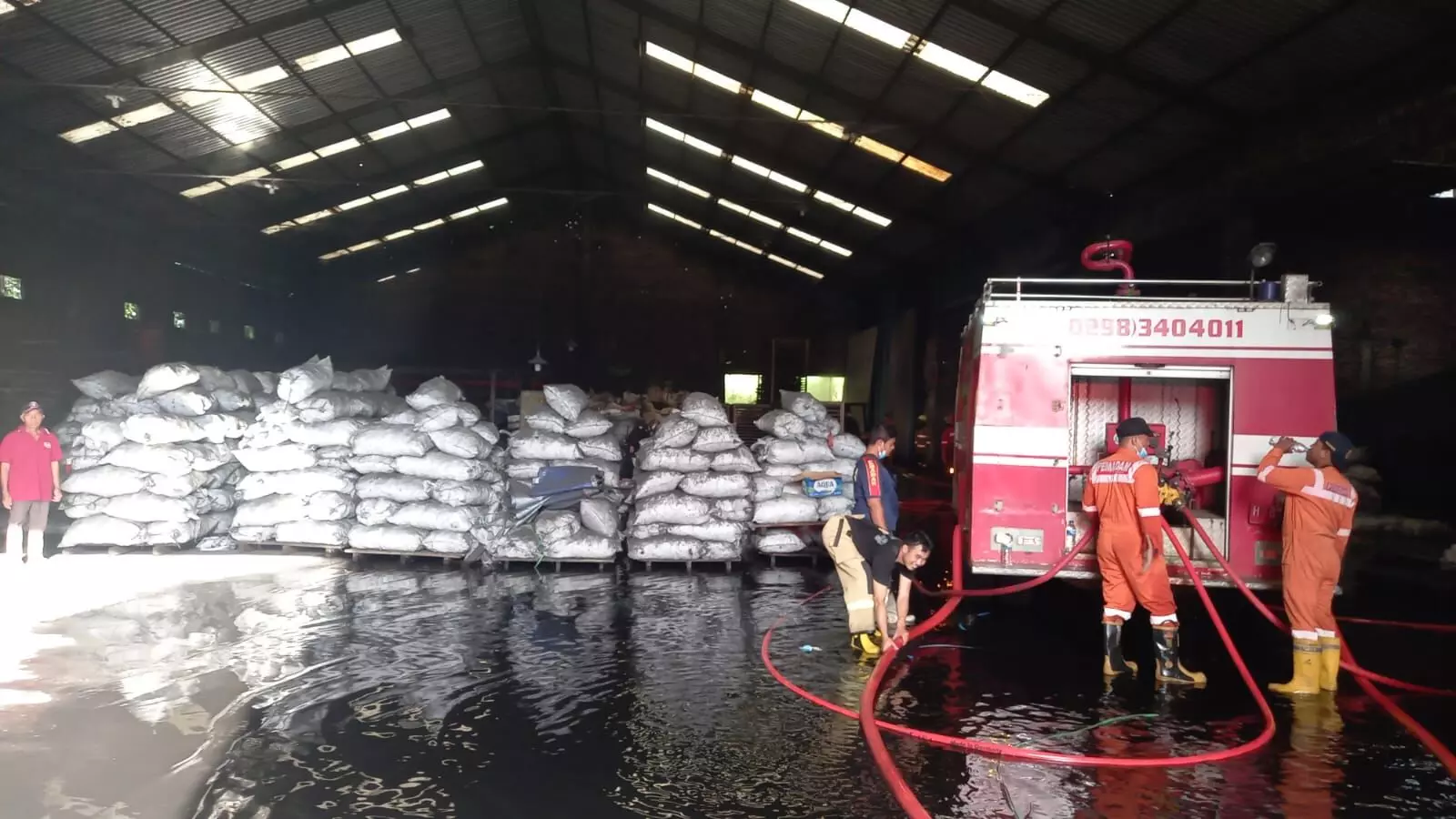 Gudang briket di Salatiga terbakar, kerugian Rp40 juta Gudang briket di Salatiga terbakar, kerugian Rp40 juta