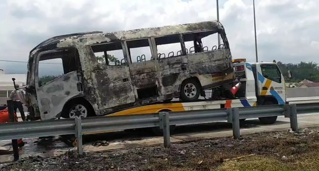 Isuzu Elf rombongan pelamar asal Probolinggo terbakar di Tol Pandaan-Malang Isuzu Elf rombongan pelamar asal Probolinggo terbakar di Tol Pandaan-Malang