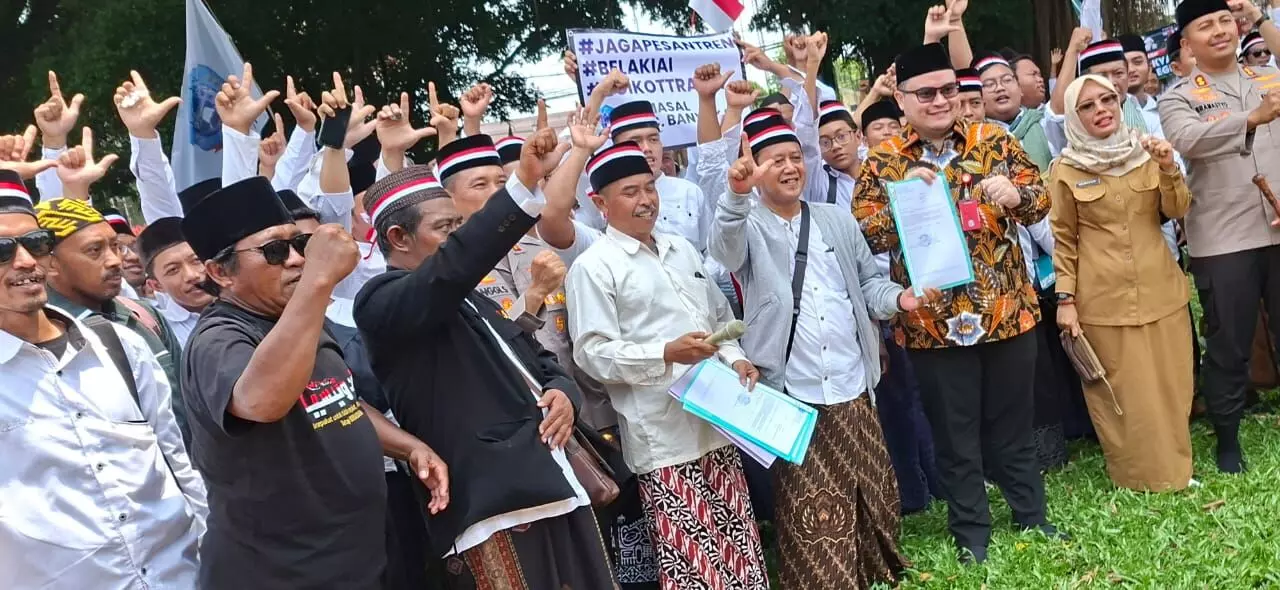 Aliansi Santri Nderek Kyai gelar aksi damai tuntut permintaan maaf petinggi Trans7 Aliansi Santri Nderek Kyai gelar aksi damai tuntut permintaan maaf petinggi Trans7