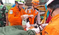 Truk muatan kayu terguling di Purbalingga, satu orang berhasil diselamatkan Truk muatan kayu terguling di Purbalingga, satu orang berhasil diselamatkan