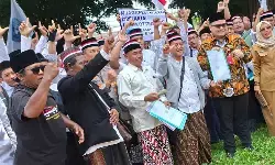 Aliansi Santri Nderek Kyai gelar aksi damai tuntut permintaan maaf petinggi Trans7 Aliansi Santri Nderek Kyai gelar aksi damai tuntut permintaan maaf petinggi Trans7