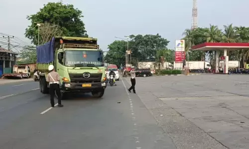 Polisi tindak truk tambang langgar jam operasional di Cikande Polisi tindak truk tambang langgar jam operasional di Cikande