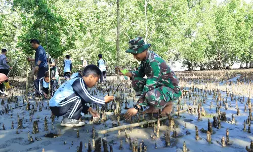 Satgas TMMD Kodim 1505/Tidore galakkan penanaman mangrove di Oba Selatan Satgas TMMD Kodim 1505/Tidore galakkan penanaman mangrove di Oba Selatan