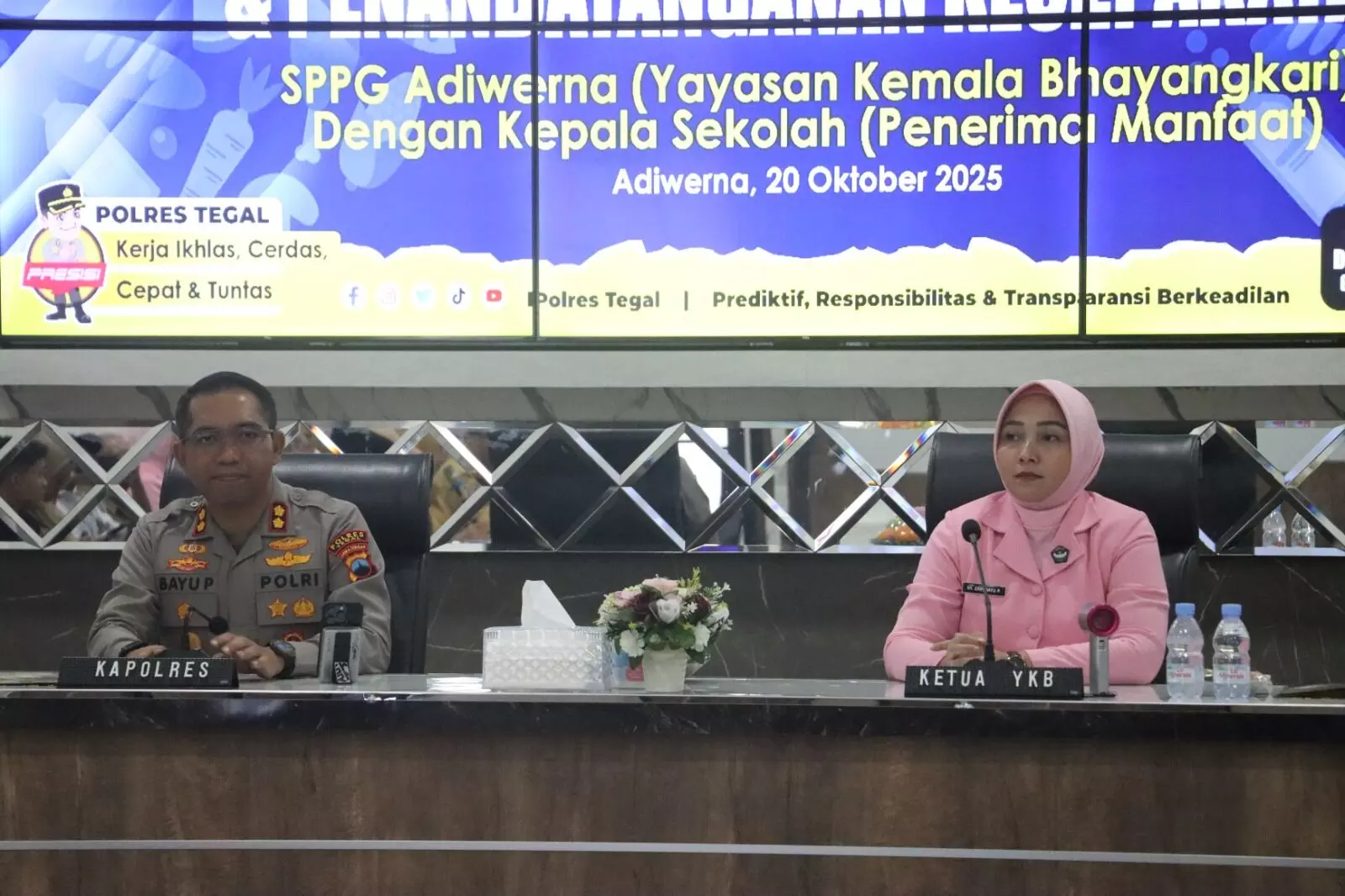 Polres Tegal tandatangan kesepakatan SPPG Adiwerna dengan kepala sekolah penerima manfaat MBG Polres Tegal tandatangan kesepakatan SPPG Adiwerna dengan kepala sekolah penerima manfaat MBG