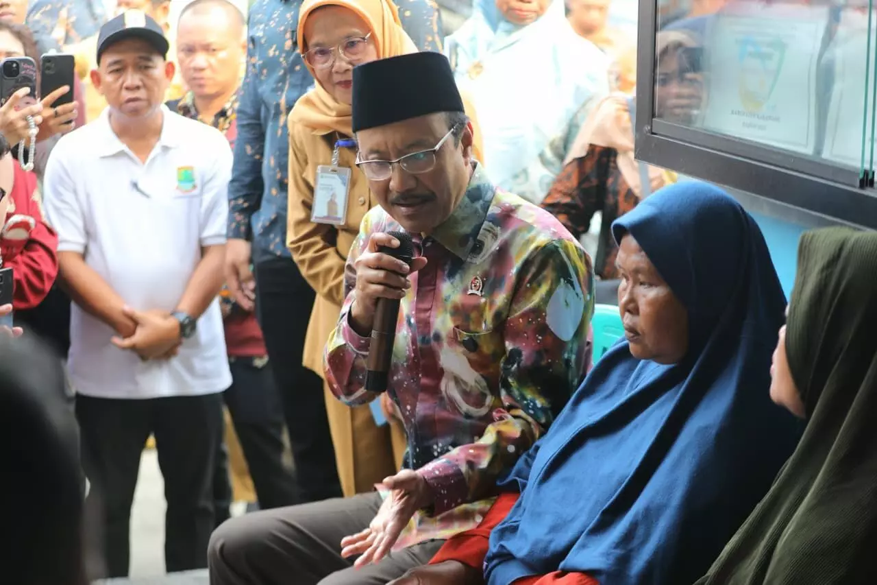 Gus Ipul kunjungi Puskesos Margakaya Karawang, pastikan penerima BLTS tepat sasaran Gus Ipul kunjungi Puskesos Margakaya Karawang, pastikan penerima BLTS tepat sasaran