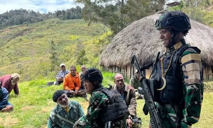 Satgas Yonif 511 salurkan bahan pokok bagi warga Popome yang berduka Satgas Yonif 511 salurkan bahan pokok bagi warga Popome yang berduka