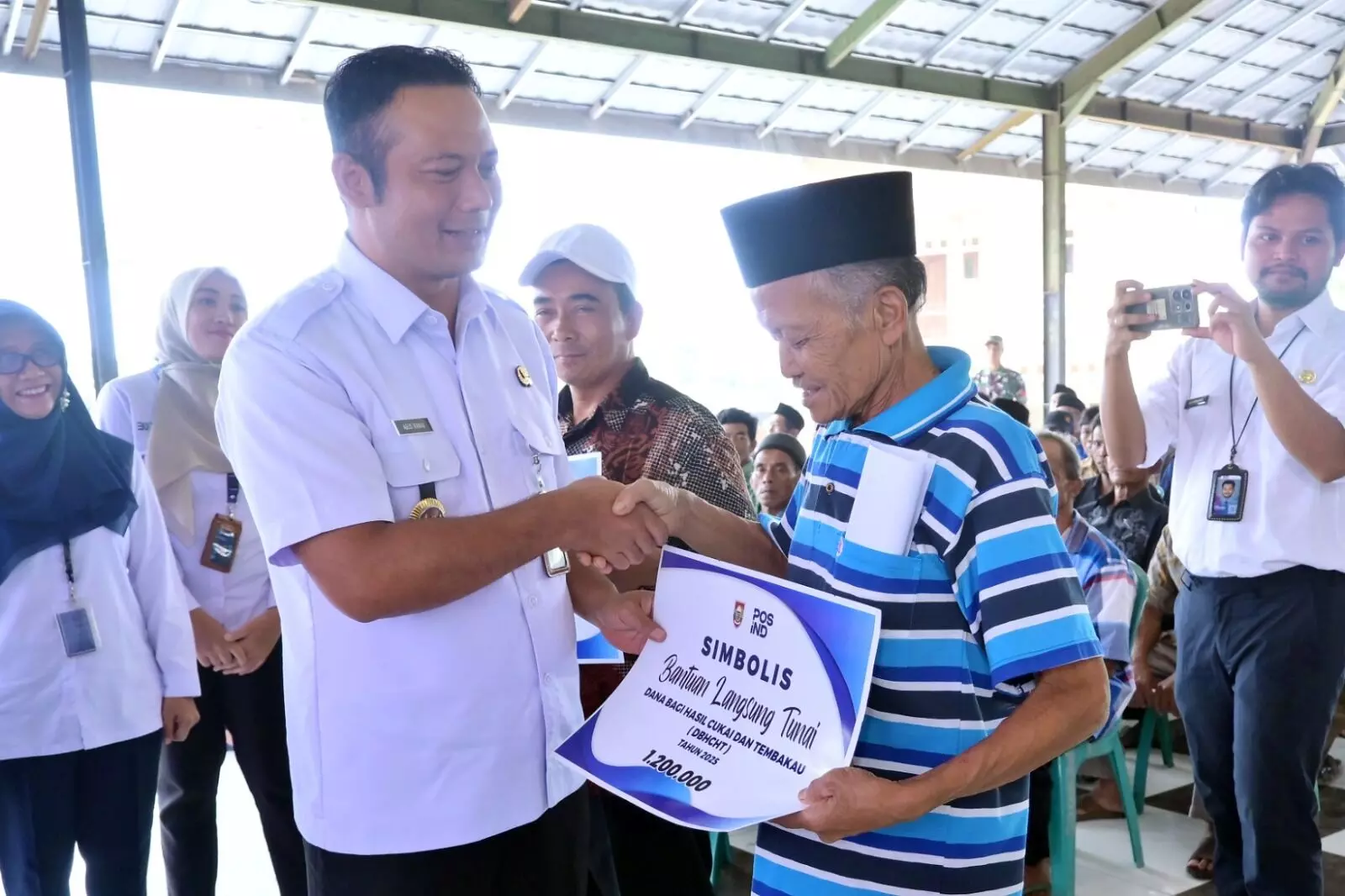 Pemkab Boyolali salurkan BLT DBHCHT untuk buruh tani tembakau dan buruh pabrik rokok Pemkab Boyolali salurkan BLT DBHCHT untuk buruh tani tembakau dan buruh pabrik rokok