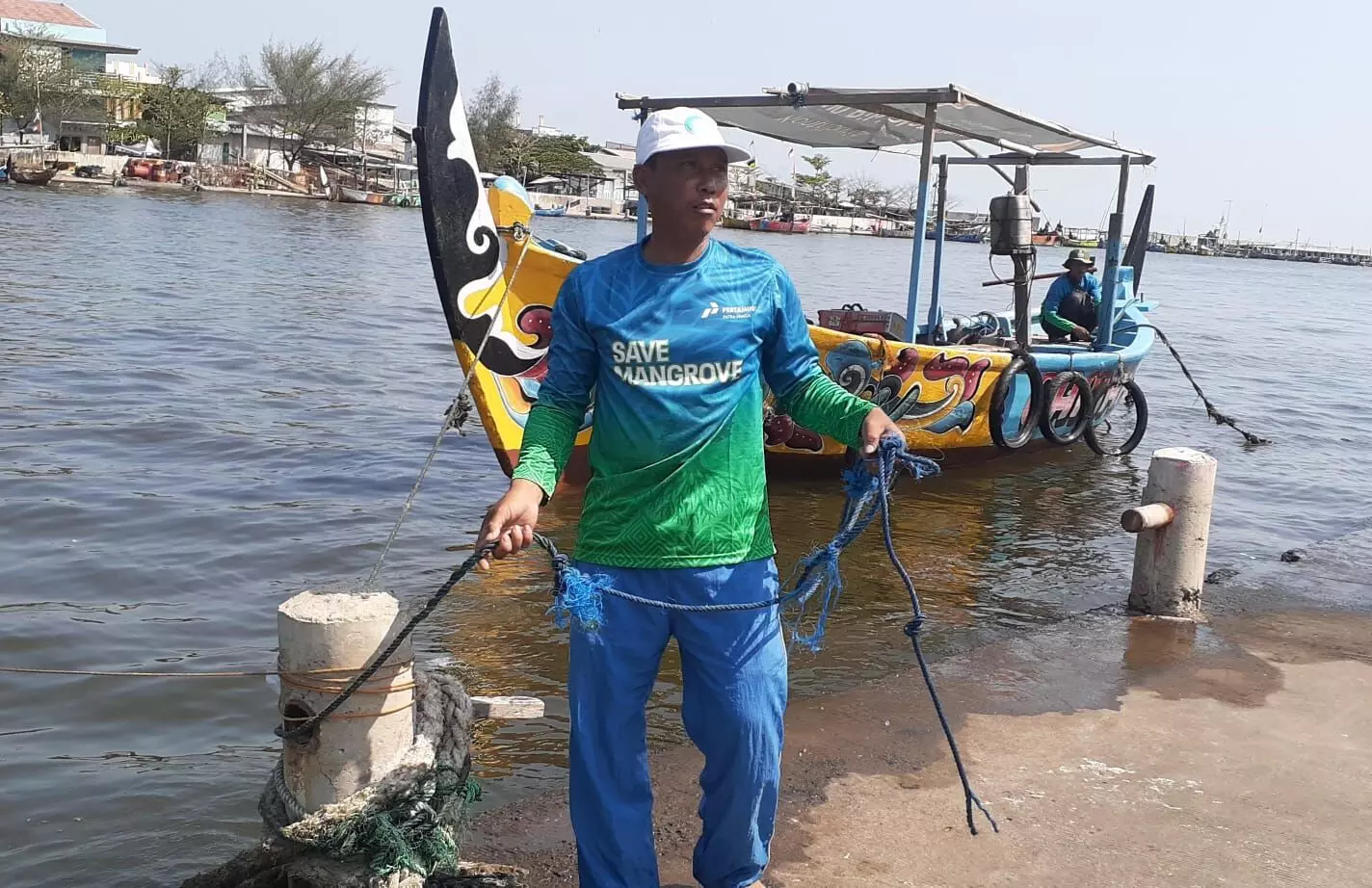 Menanam mangrove, menuai asa warga Tambakrejo Menanam mangrove, menuai asa warga Tambakrejo