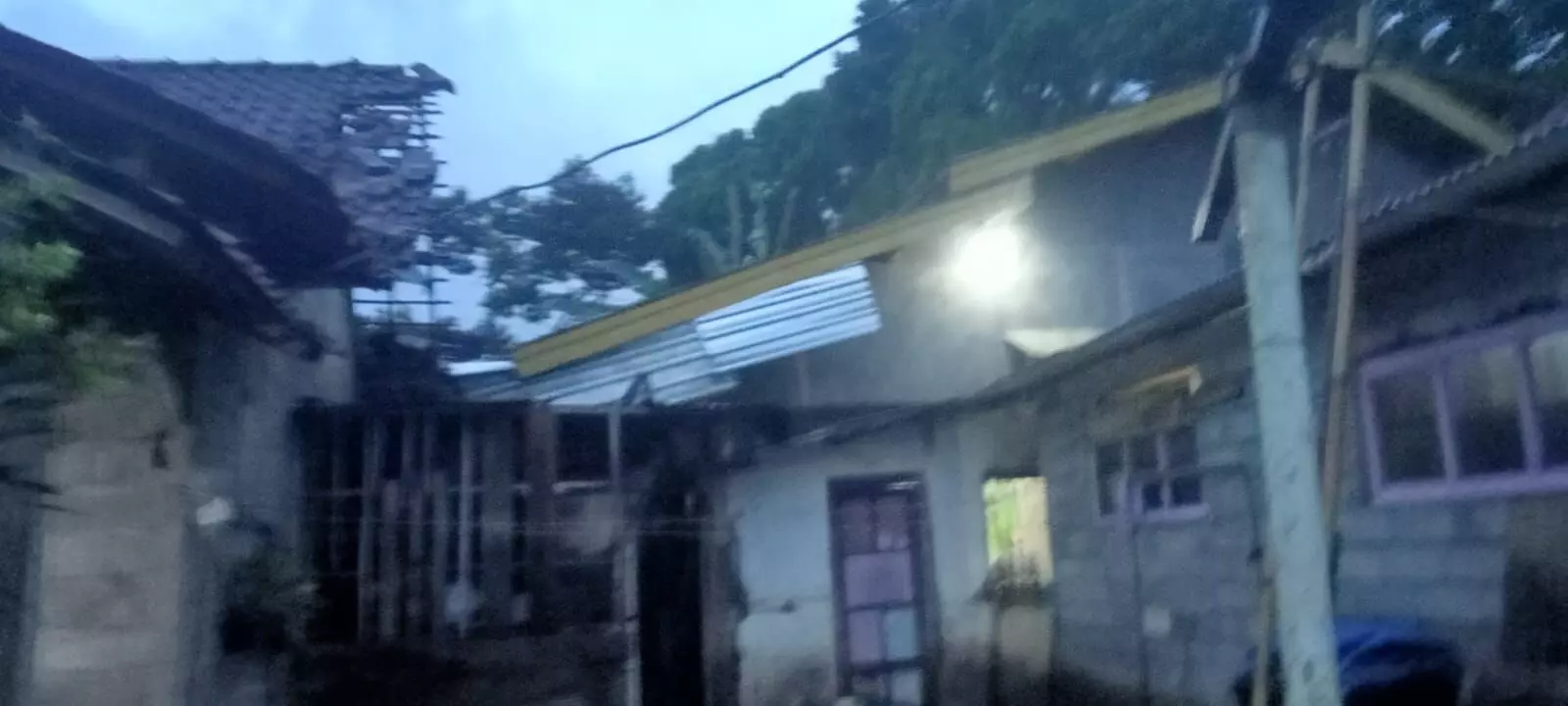 Angin puting beliung terjang Salatiga, puluhan rumah rusak Angin puting beliung terjang Salatiga, puluhan rumah rusak