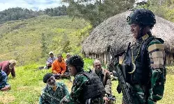 Satgas Yonif 511 salurkan bahan pokok bagi warga Popome yang berduka