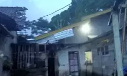 Angin puting beliung terjang Salatiga, puluhan rumah rusak