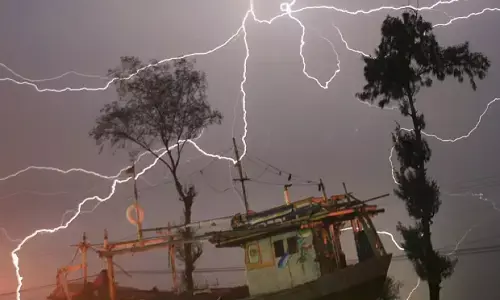 BMKG: Waspada hujan berpetir, cuaca panas hingga banjir rob pada Rabu