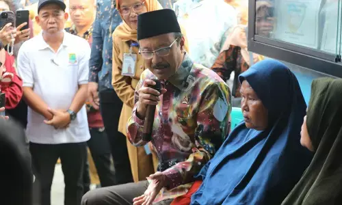 Gus Ipul kunjungi Puskesos Margakaya Karawang, pastikan penerima BLTS tepat sasaran