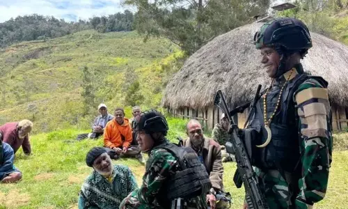 Satgas Yonif 511 salurkan bahan pokok bagi warga Popome yang berduka Satgas Yonif 511 salurkan bahan pokok bagi warga Popome yang berduka