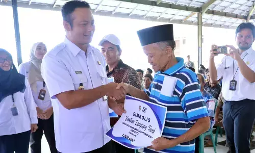 Pemkab Boyolali salurkan BLT DBHCHT untuk buruh tani tembakau dan buruh pabrik rokok Pemkab Boyolali salurkan BLT DBHCHT untuk buruh tani tembakau dan buruh pabrik rokok