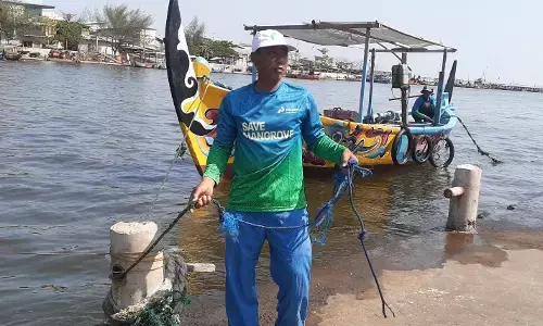 Menanam mangrove, menuai asa warga Tambakrejo Menanam mangrove, menuai asa warga Tambakrejo