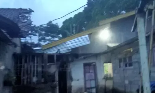 Angin puting beliung terjang Salatiga, puluhan rumah rusak Angin puting beliung terjang Salatiga, puluhan rumah rusak