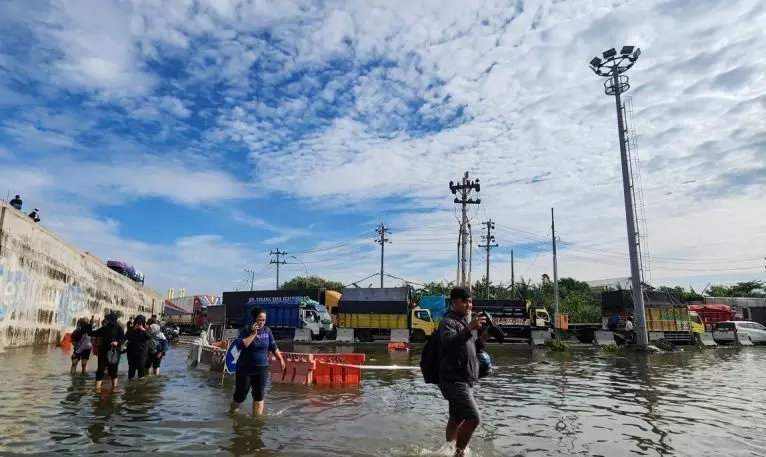 Banjir masih genangi Pantura Semarang pada Kamis pagi Banjir masih genangi Pantura Semarang pada Kamis pagi