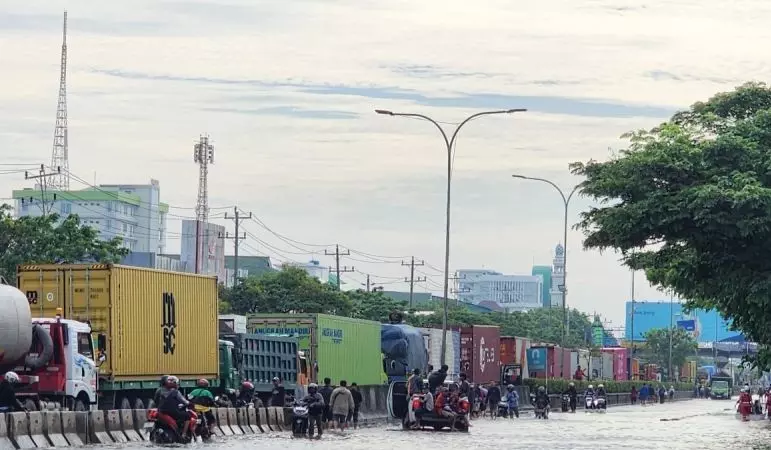 Banjir Pantura Semarang akibatkan kemacetam panjang di jalur arteri Banjir Pantura Semarang akibatkan kemacetam panjang di jalur arteri