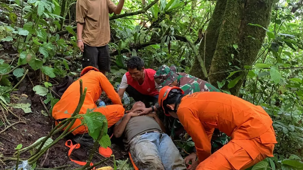 Pos SAR Mandailing Natal evakuasi supir truk pascakecelakaan akibat jalan longsor Pos SAR Mandailing Natal evakuasi supir truk pascakecelakaan akibat jalan longsor