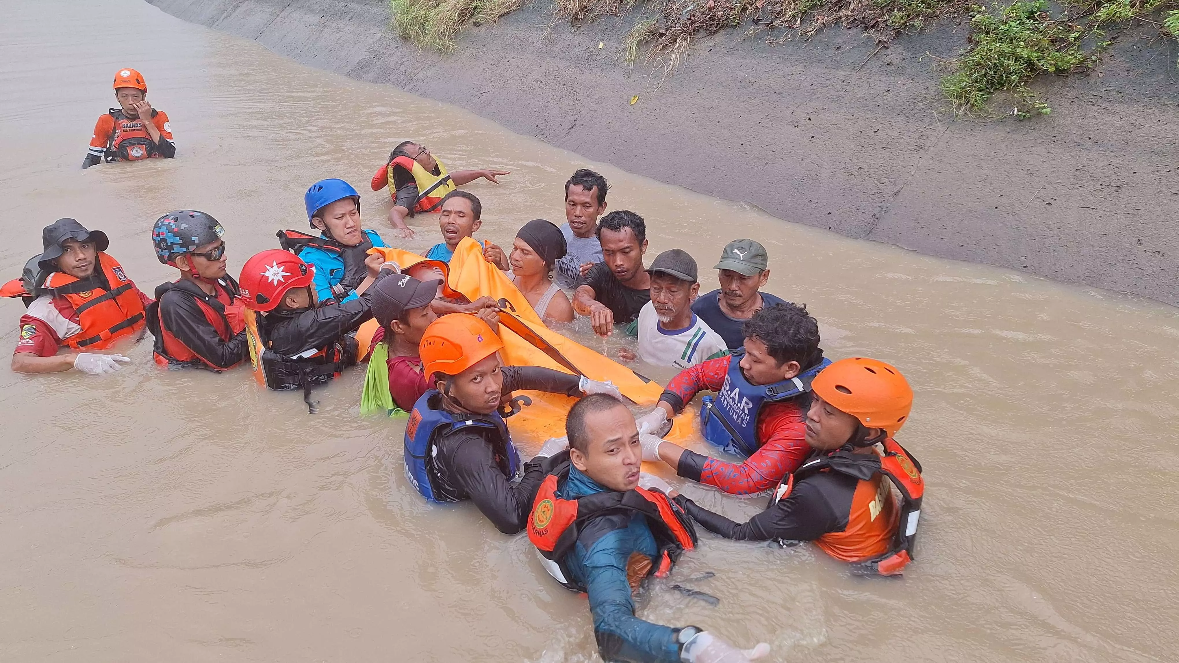 Dua hari pencarian, tim SAR akhirnya temukan santri yang tenggelam di Banyumas . Dua hari pencarian, tim SAR akhirnya temukan santri yang tenggelam di Banyumas .