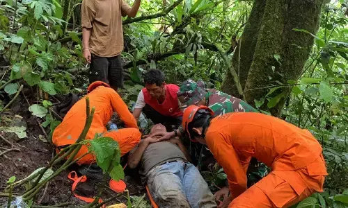 Pos SAR Mandailing Natal evakuasi supir truk pascakecelakaan akibat jalan longsor Pos SAR Mandailing Natal evakuasi supir truk pascakecelakaan akibat jalan longsor