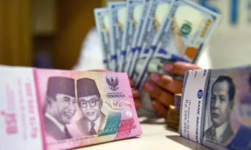 Analis: Rupiah melemah karena dampak dari BI tahan suku bunga