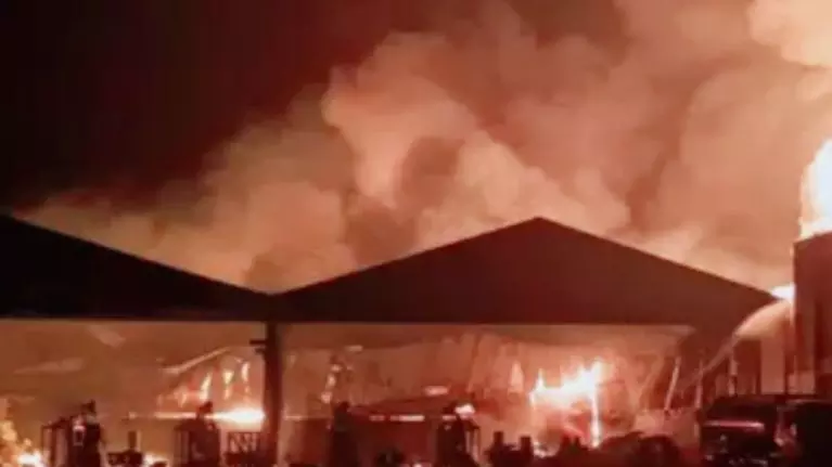 Petugas padamkan kebakaran gudang limbah Karawang selama delapan jam