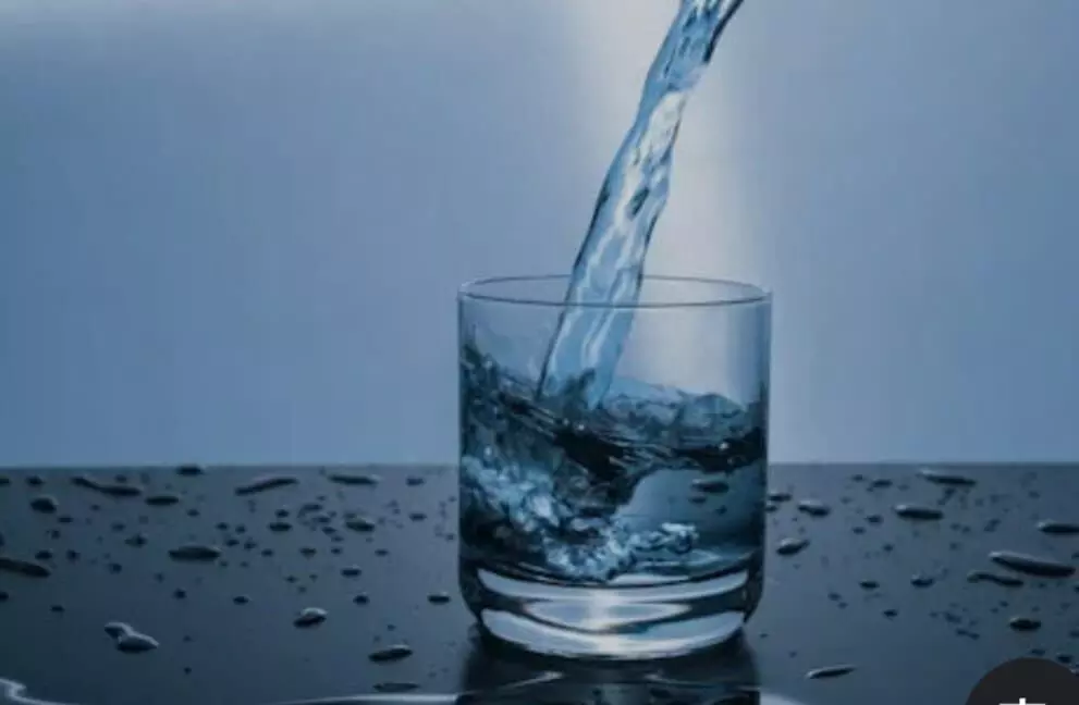 Jaga hidrasi tubuh dengan air minum berkualitas untuk hadapi suhu panas