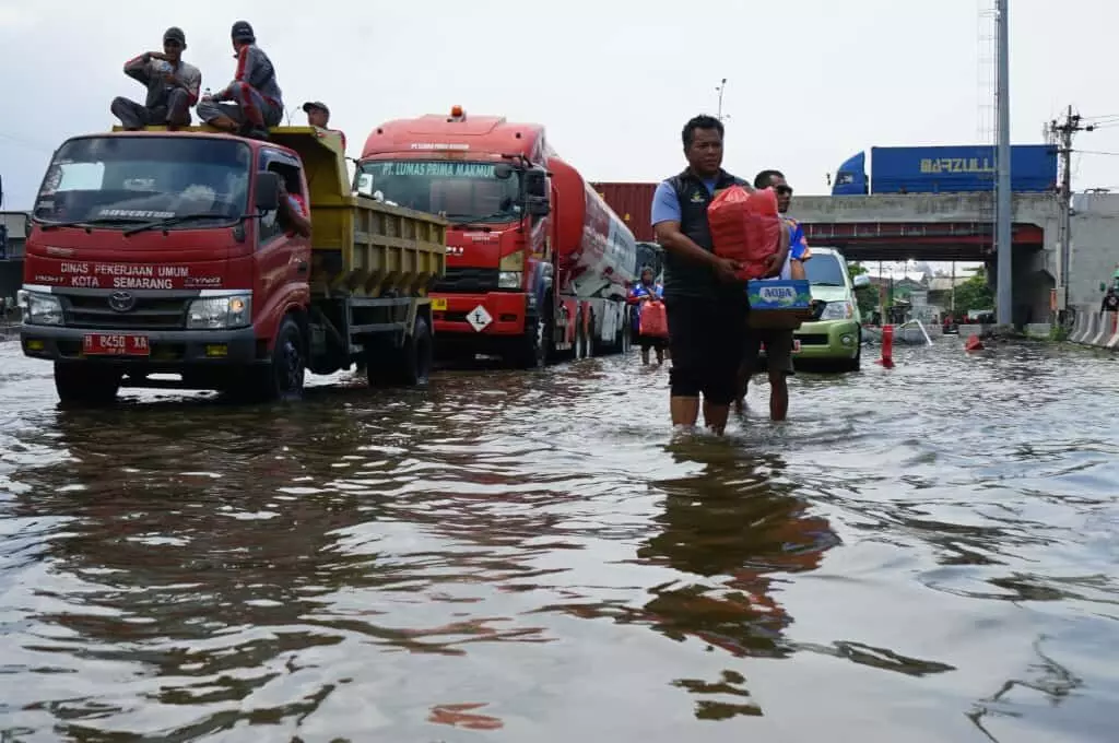Dua hari terjebak banjir, sopir truk lega dapat bantuan makan dari Pemprov Jateng Dua hari terjebak banjir, sopir truk lega dapat bantuan makan dari Pemprov Jateng
