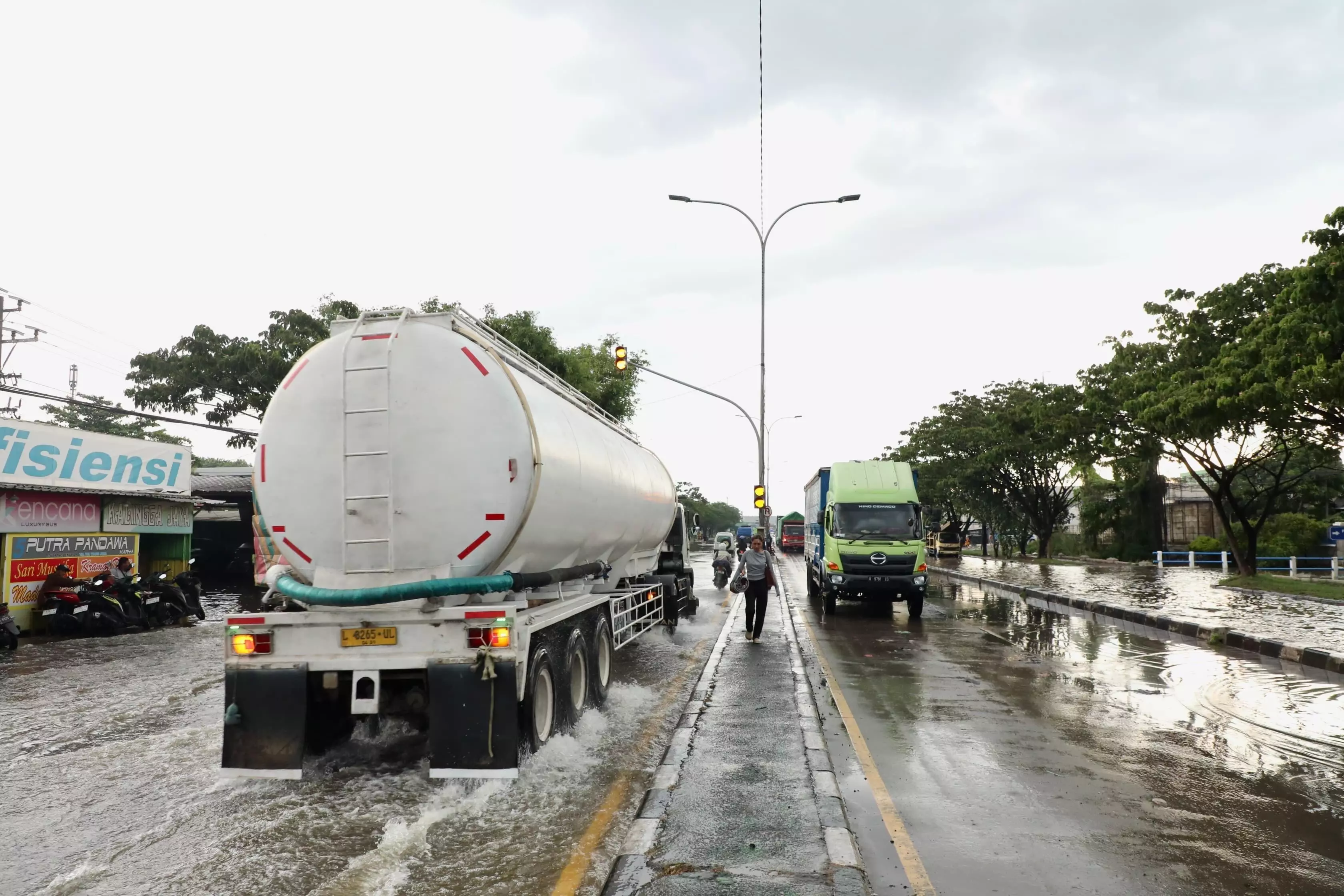 Kemacetan jalur Demak-Semarang terurai, Pemprov Jateng dan kepolisian atur di titik banjir Kemacetan jalur Demak-Semarang terurai, Pemprov Jateng dan kepolisian atur di titik banjir