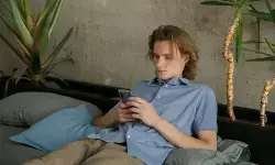 Dampak psikologis jika terlalu sering curhat ke AI