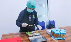 SPPG Polres Pemalang setiap hari periksa ketat MBG sebelum didistribusikan SPPG Polres Pemalang setiap hari periksa ketat MBG sebelum didistribusikan