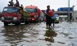 Dua hari terjebak banjir, sopir truk lega dapat bantuan makan dari Pemprov Jateng